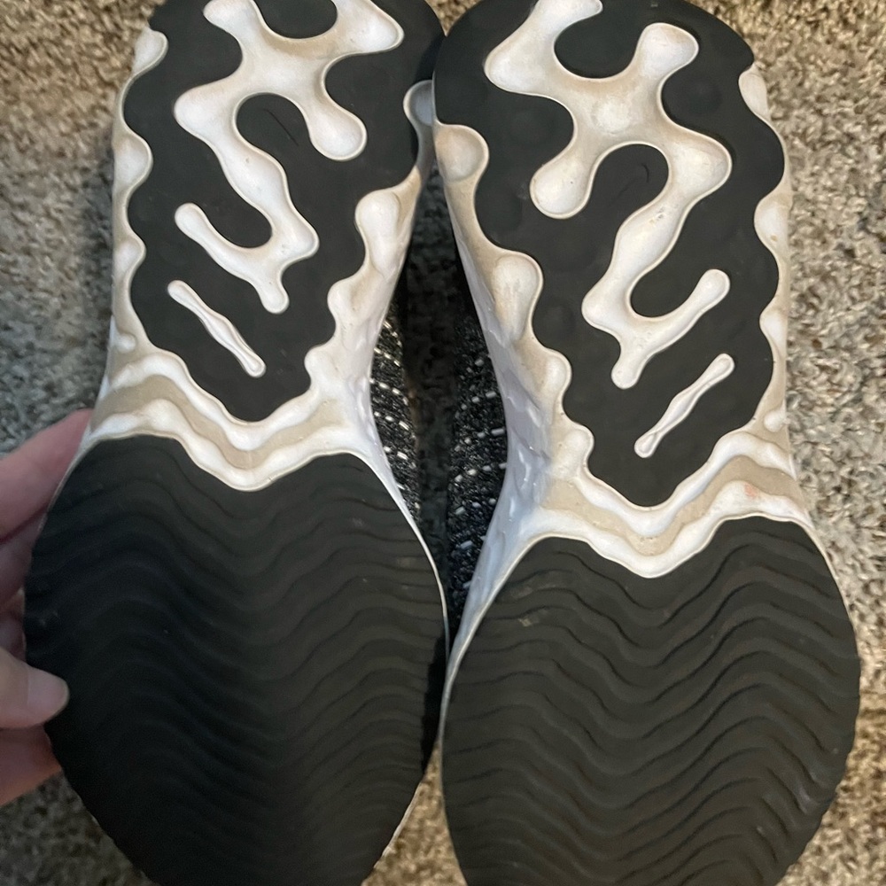 Nike women’s black and white slips on - Picture 4 of 5